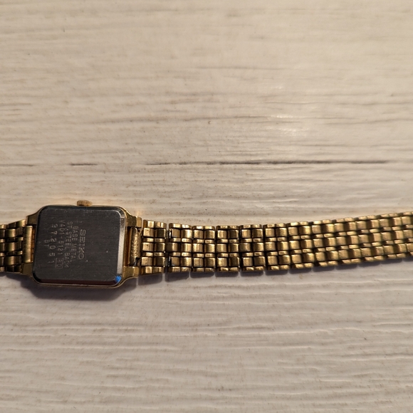 Gold Seiko Rectangular Watch - Picture 5 of 9